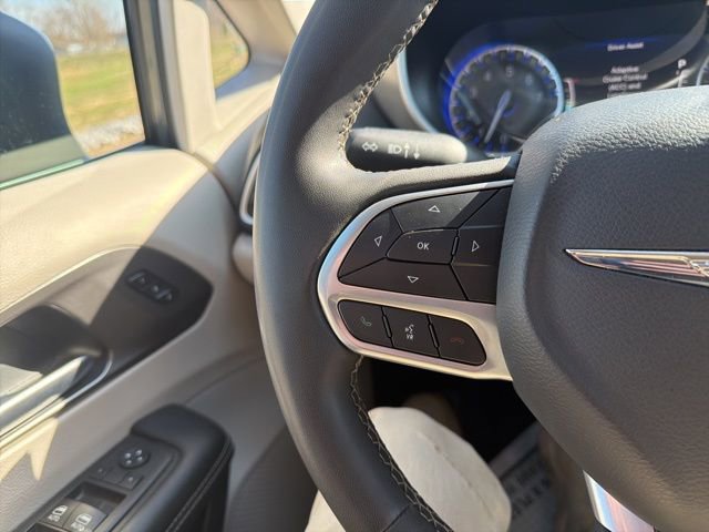 Used 2023 Chrysler Pacifica Touring-L image 46