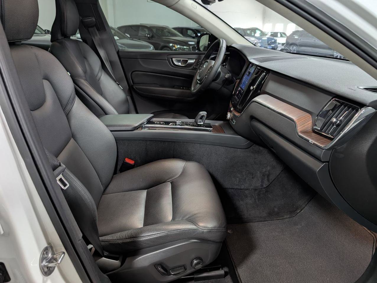 Used 2023 Volvo XC60 B5 Plus w/ Climate Package AWD/4WD image 9