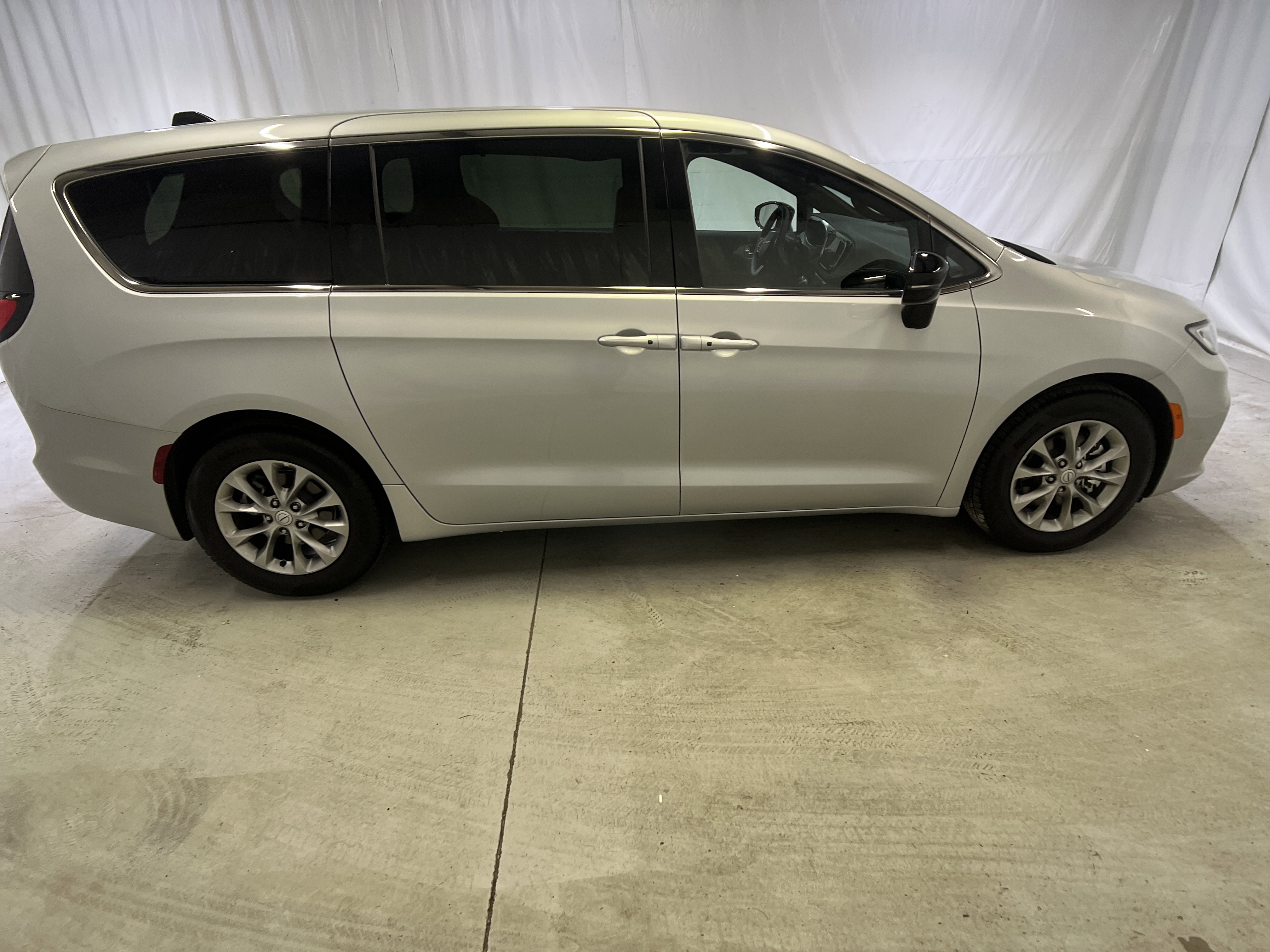 Used 2026 Chrysler Pacifica Limited FWD image 12