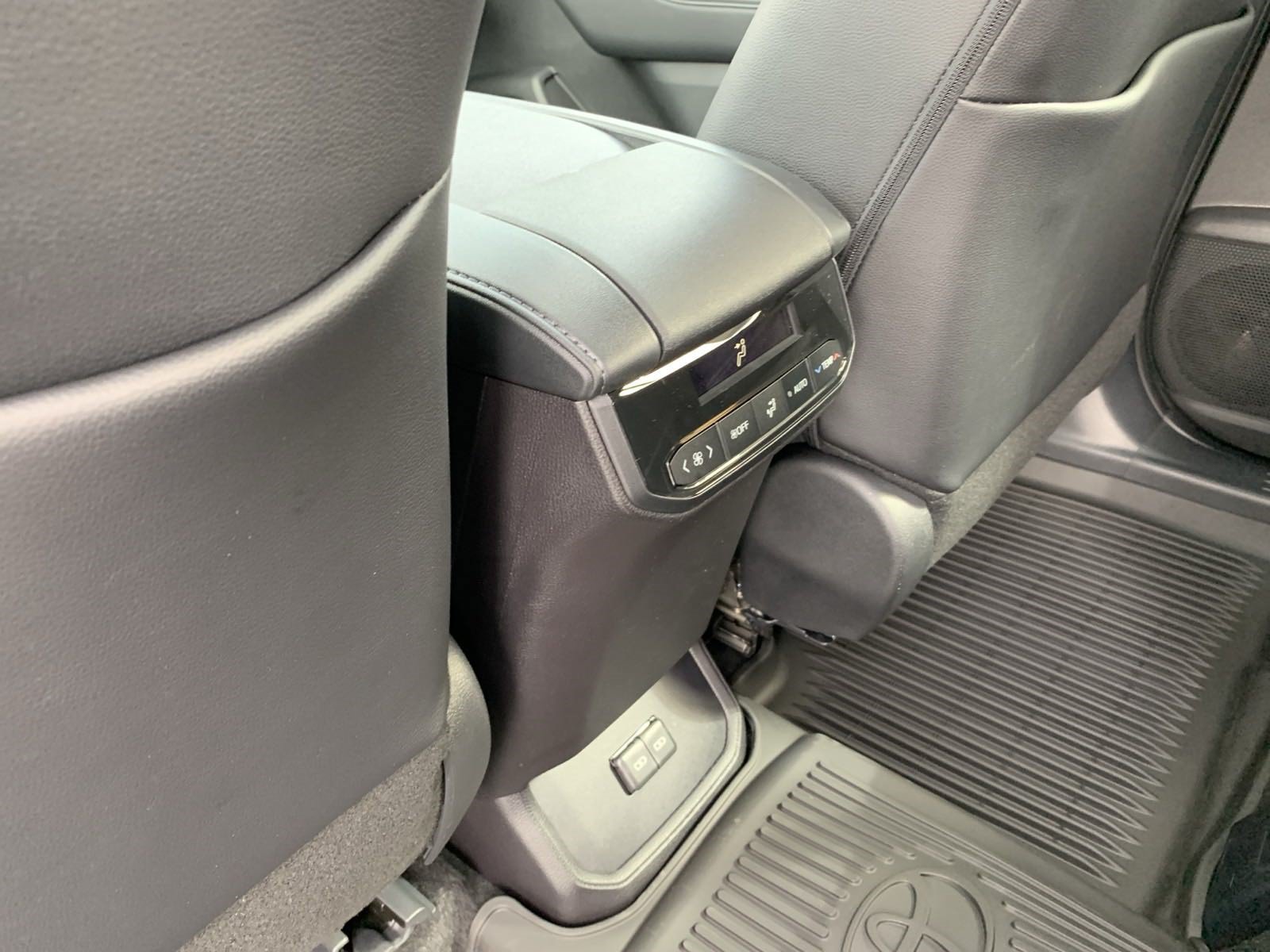 New 2024 Toyota Highlander XLE FWD image 25