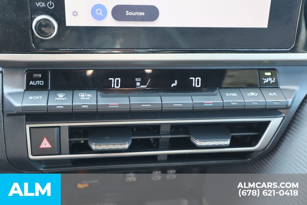 Used 2025 Toyota Camry SE image 34
