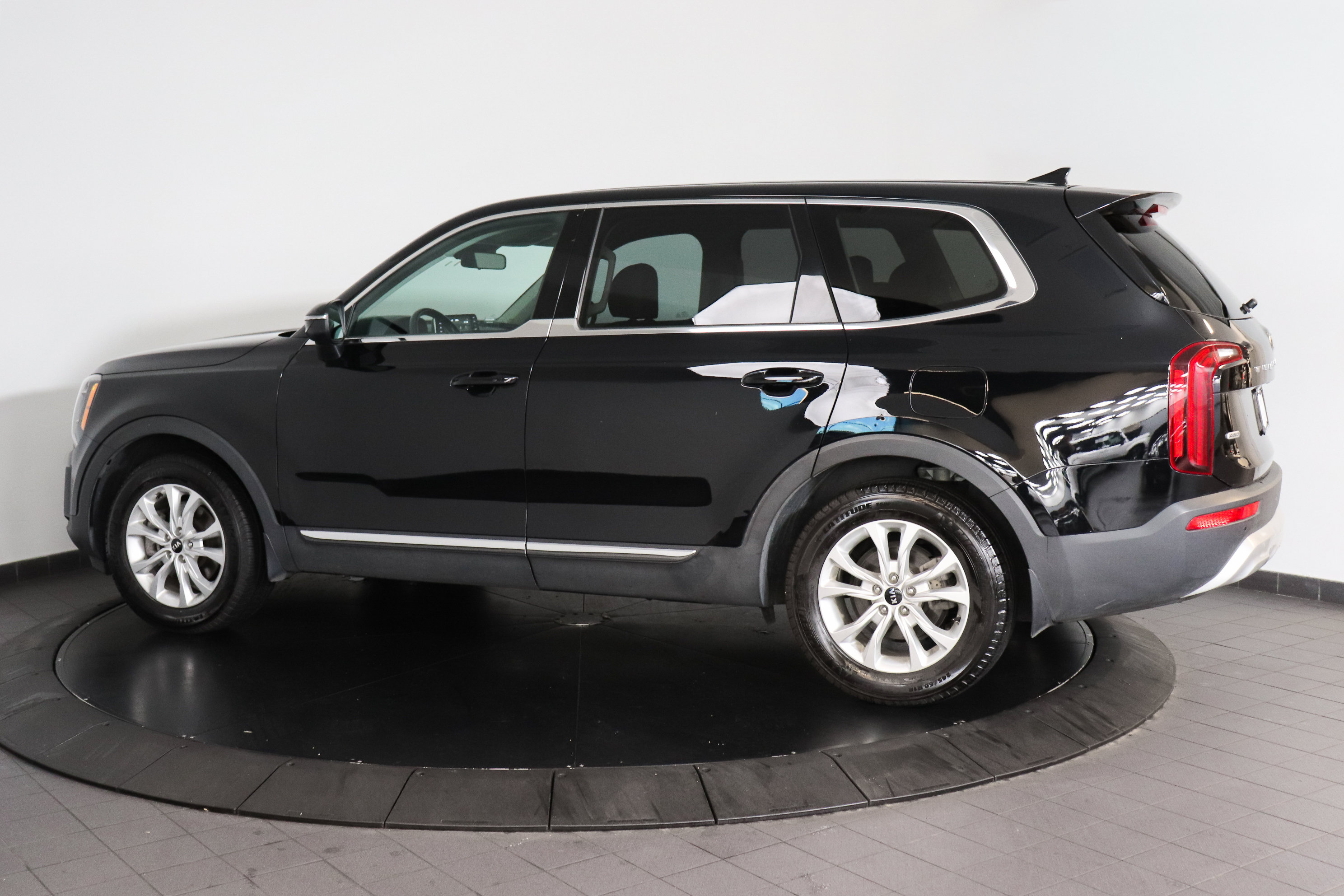 Used 2021 Kia Telluride LX AWD/4WD image 3