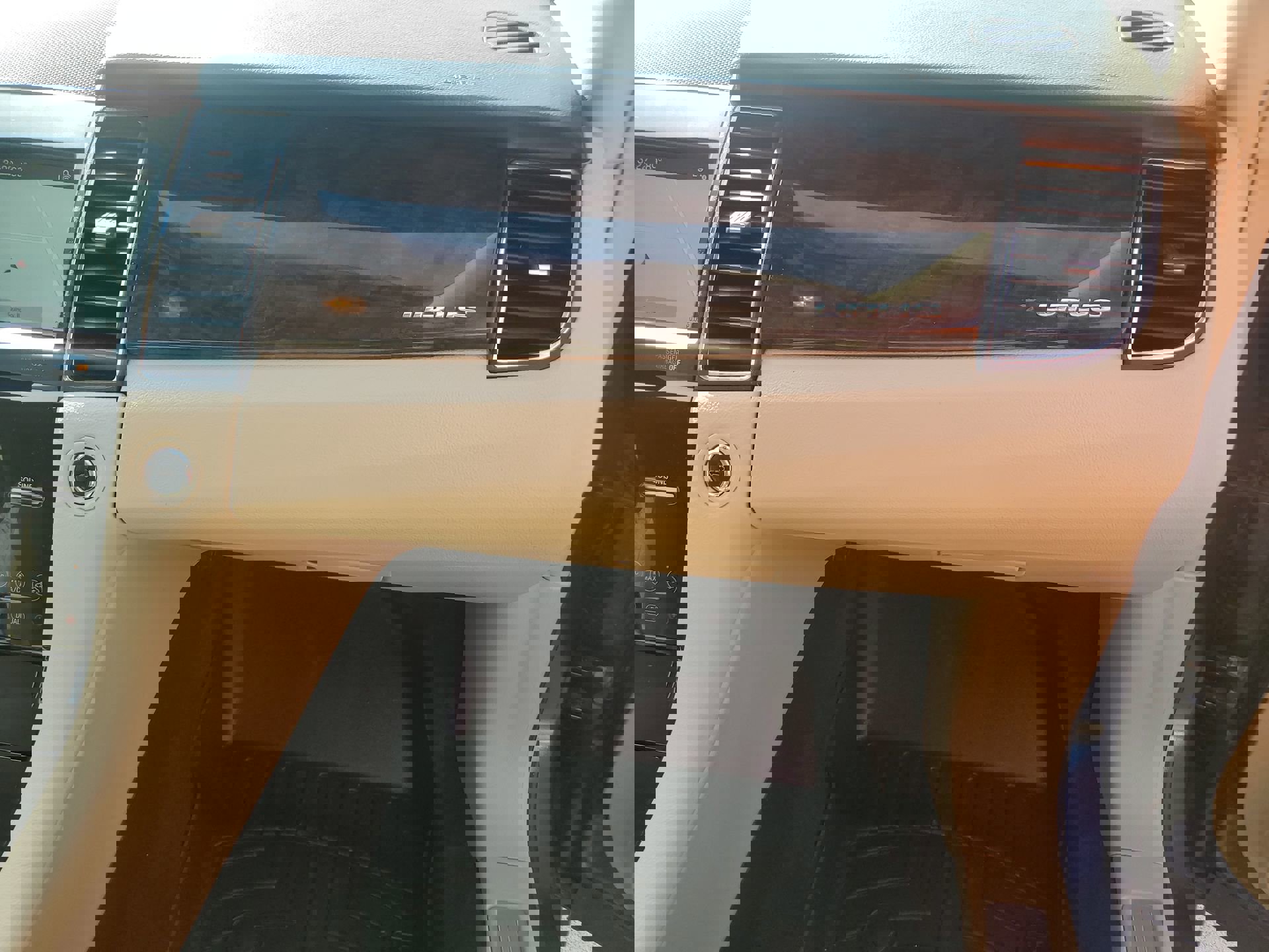 Used 2018 Ford Taurus Limited w/ Driver Assist Package image 36