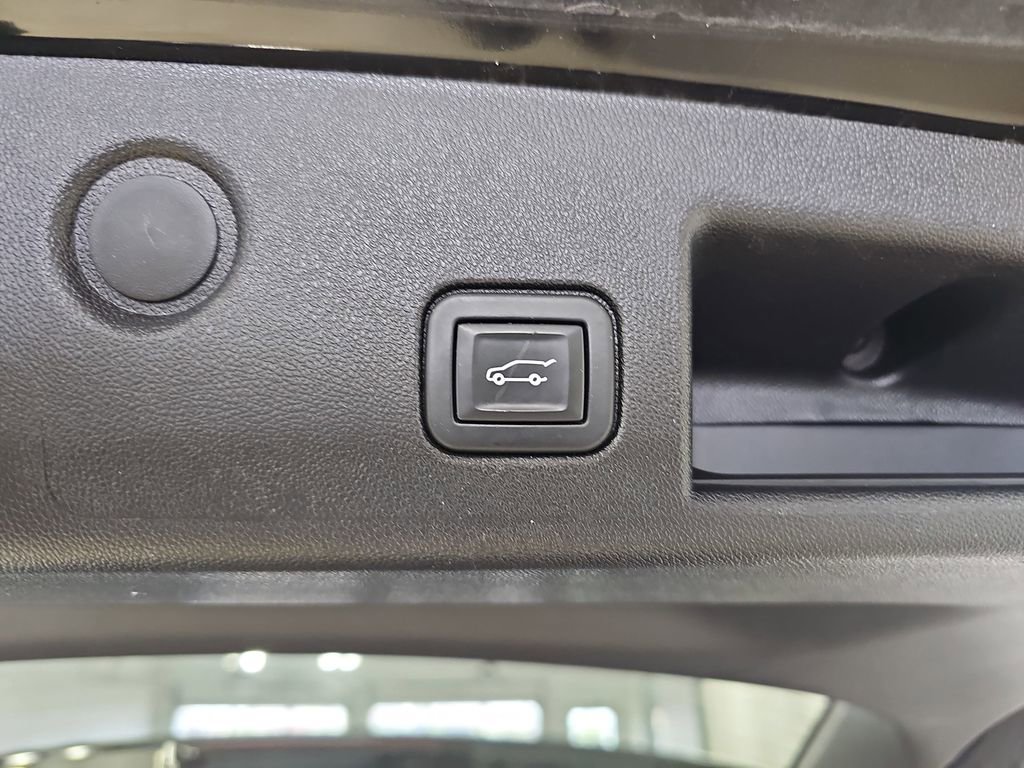 Used 2020 Chevrolet Equinox LT w/ Driver Convenience Package FWD image 17