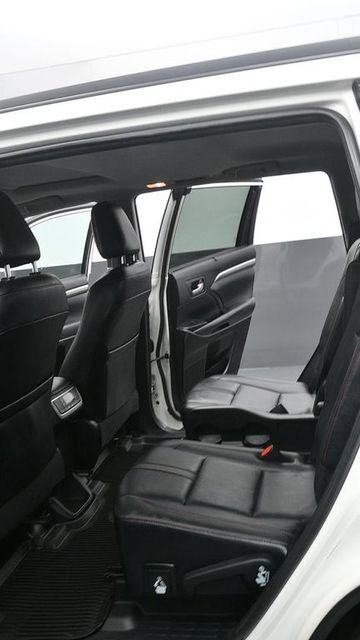 Used 2019 Toyota Highlander SE w/ Nightshade Edition AWD/4WD image 16