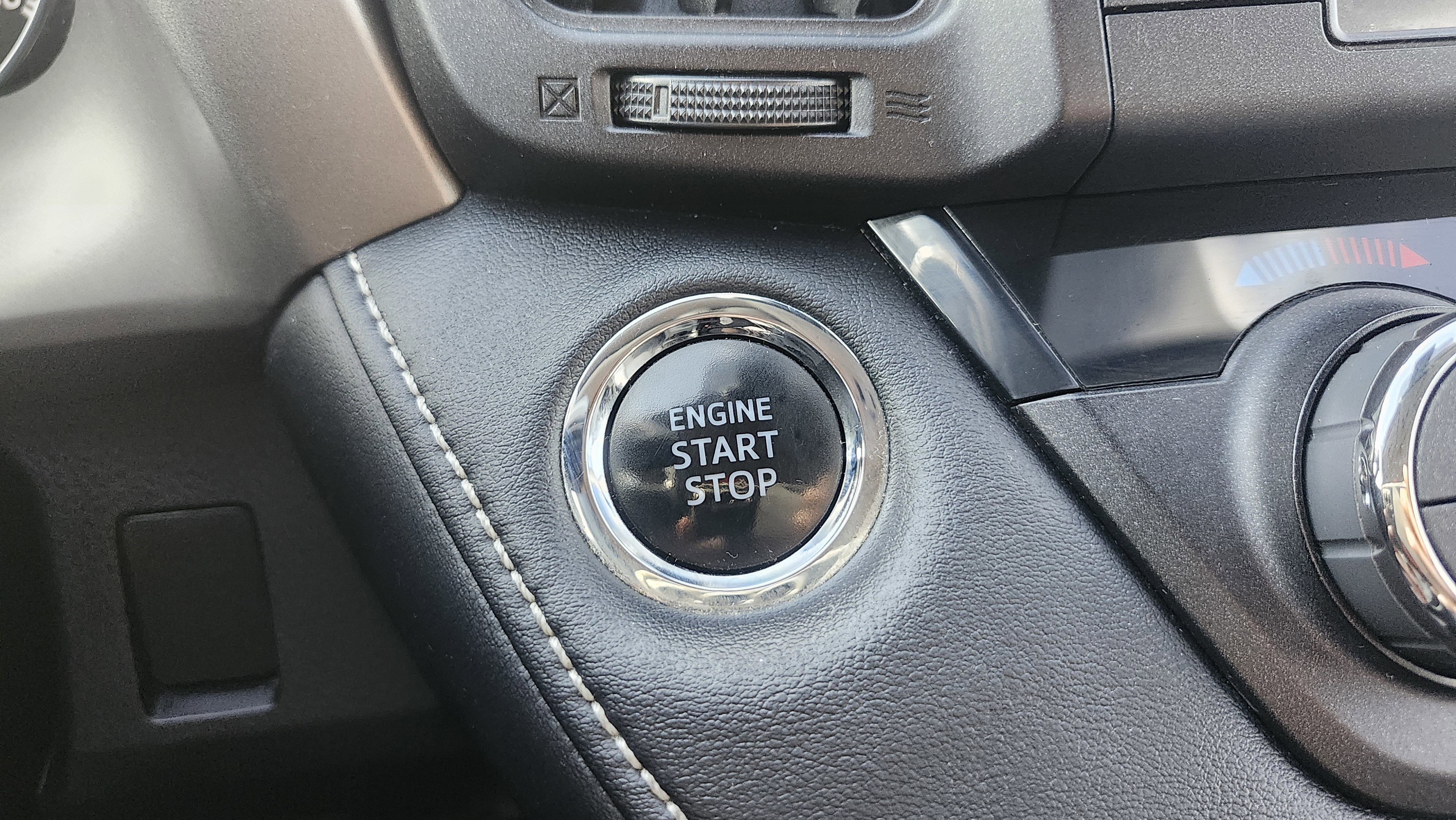 Used 2016 Toyota RAV4 Limited image 8