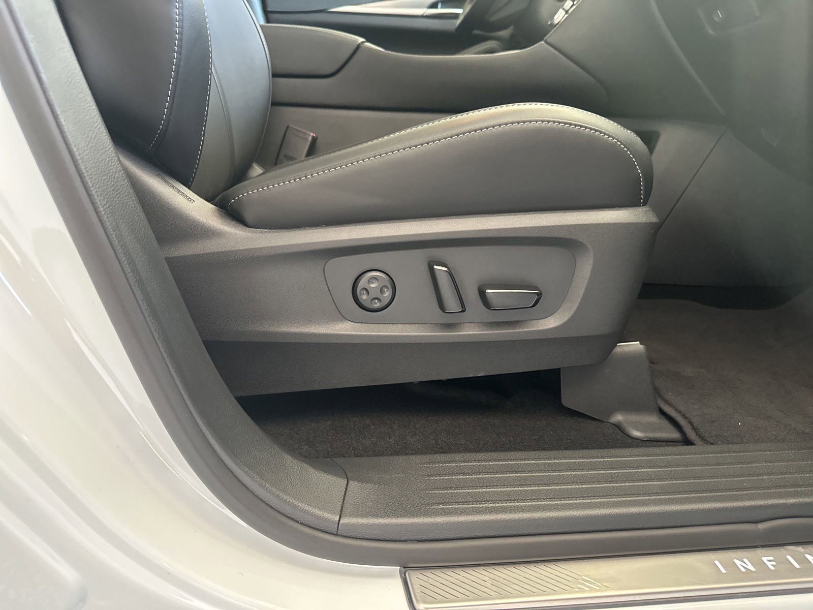 Certified 2026 INFINITI QX60 Luxe w/ Cargo Package AWD/4WD image 25