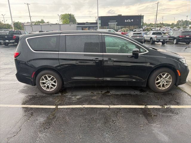 Used 2024 Chrysler Pacifica Touring-L FWD image 4