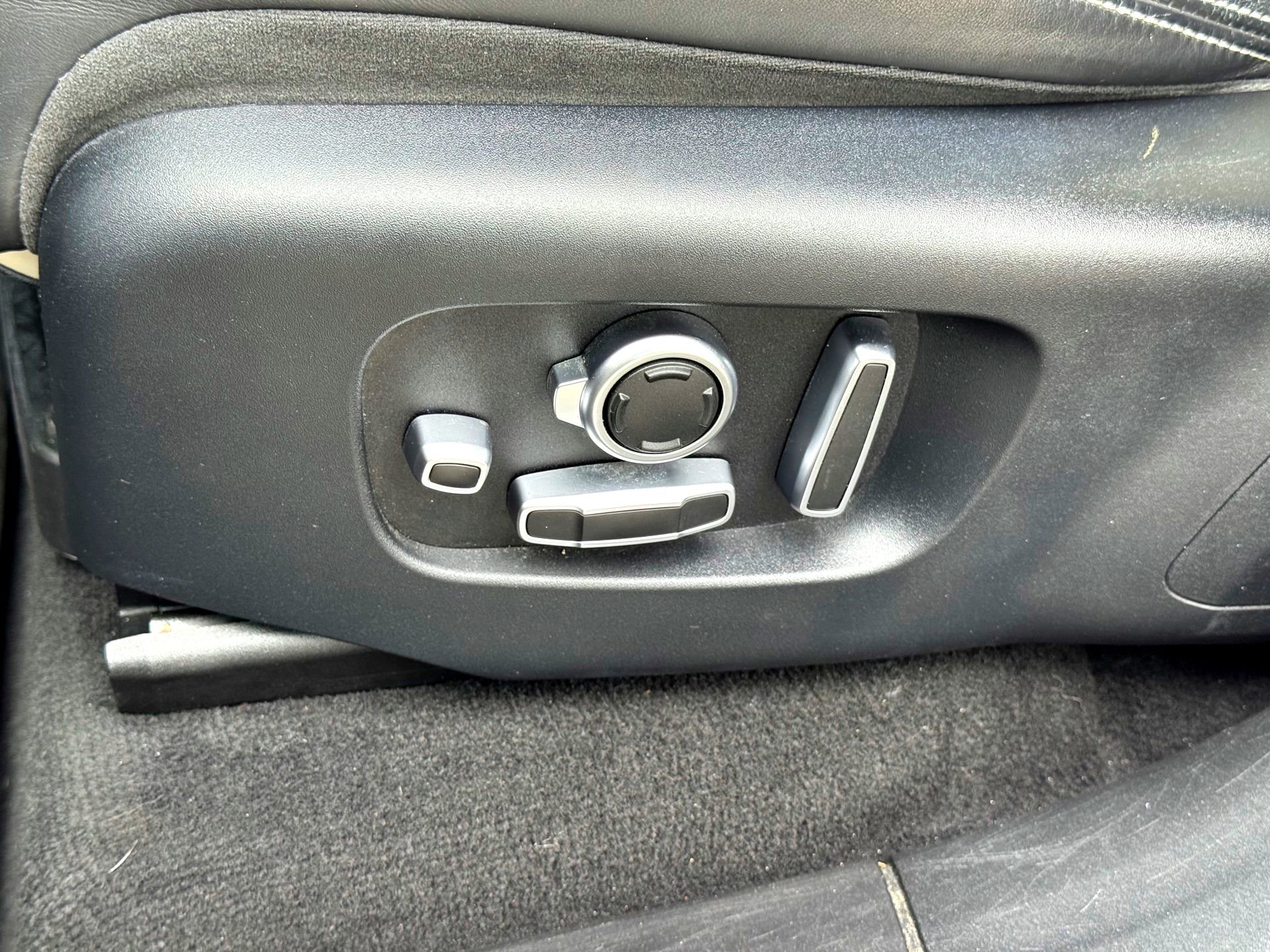 Used 2018 Land Rover Range Rover Velar image 15