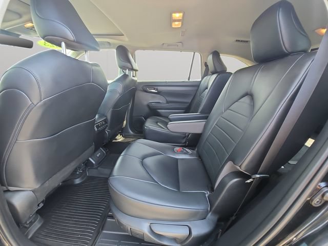 Used 2023 Toyota Highlander XLE AWD/4WD image 11