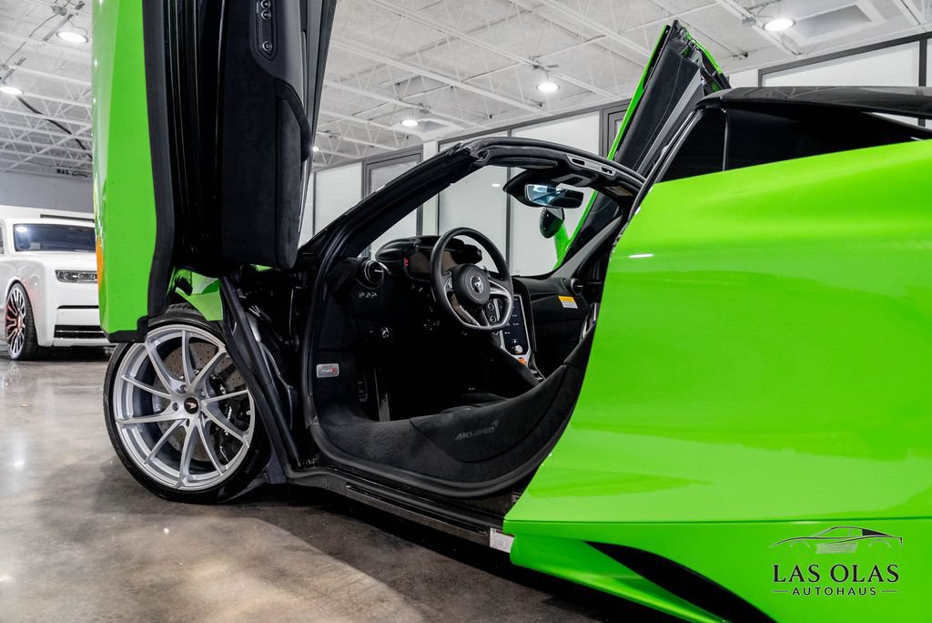 Used 2026 McLaren 750S Spider RWD image 32