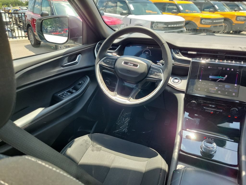 Used 2024 Jeep Grand Cherokee Laredo X AWD/4WD image 13