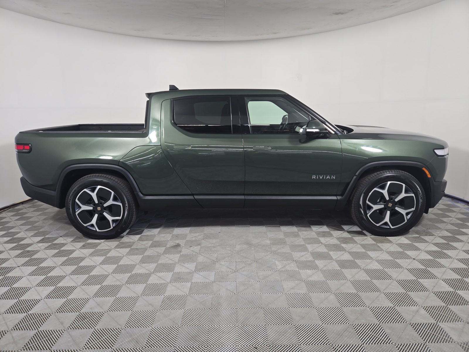 Used 2024 Rivian R1T Adventure Dual AWD/4WD image 6