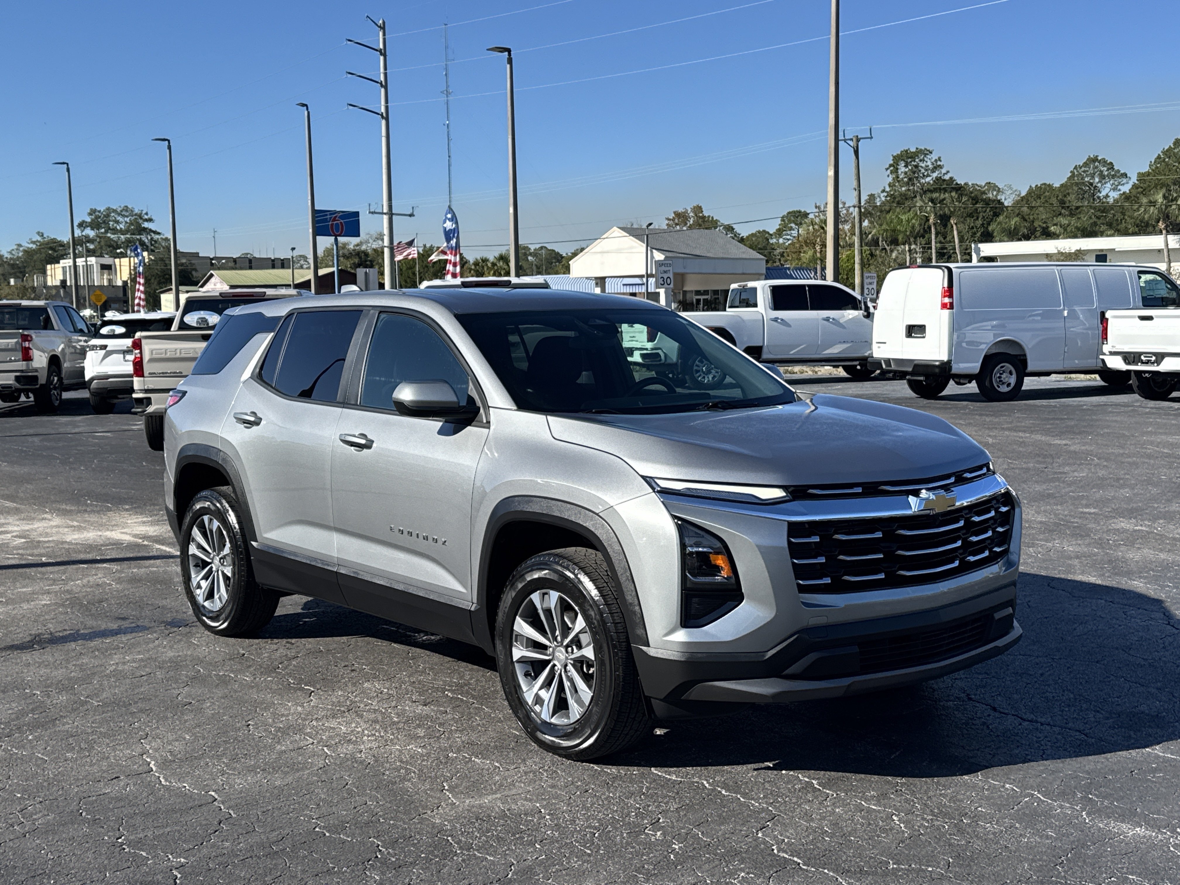 Used 2025 Chevrolet Equinox LT FWD image 2
