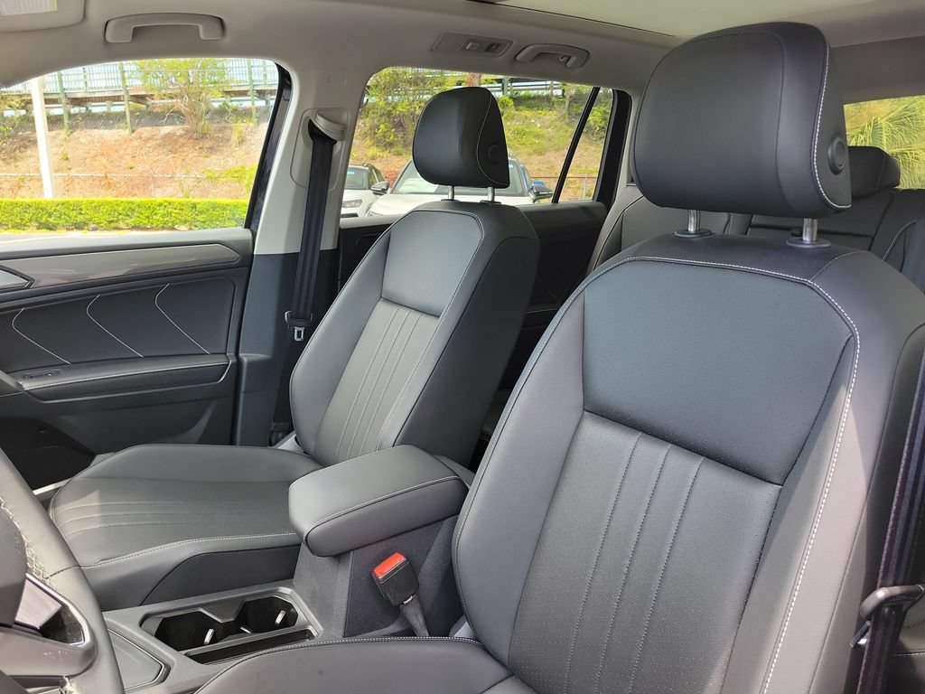 Used 2023 Volkswagen Tiguan SE w/ Panoramic Sunroof Package FWD image 21