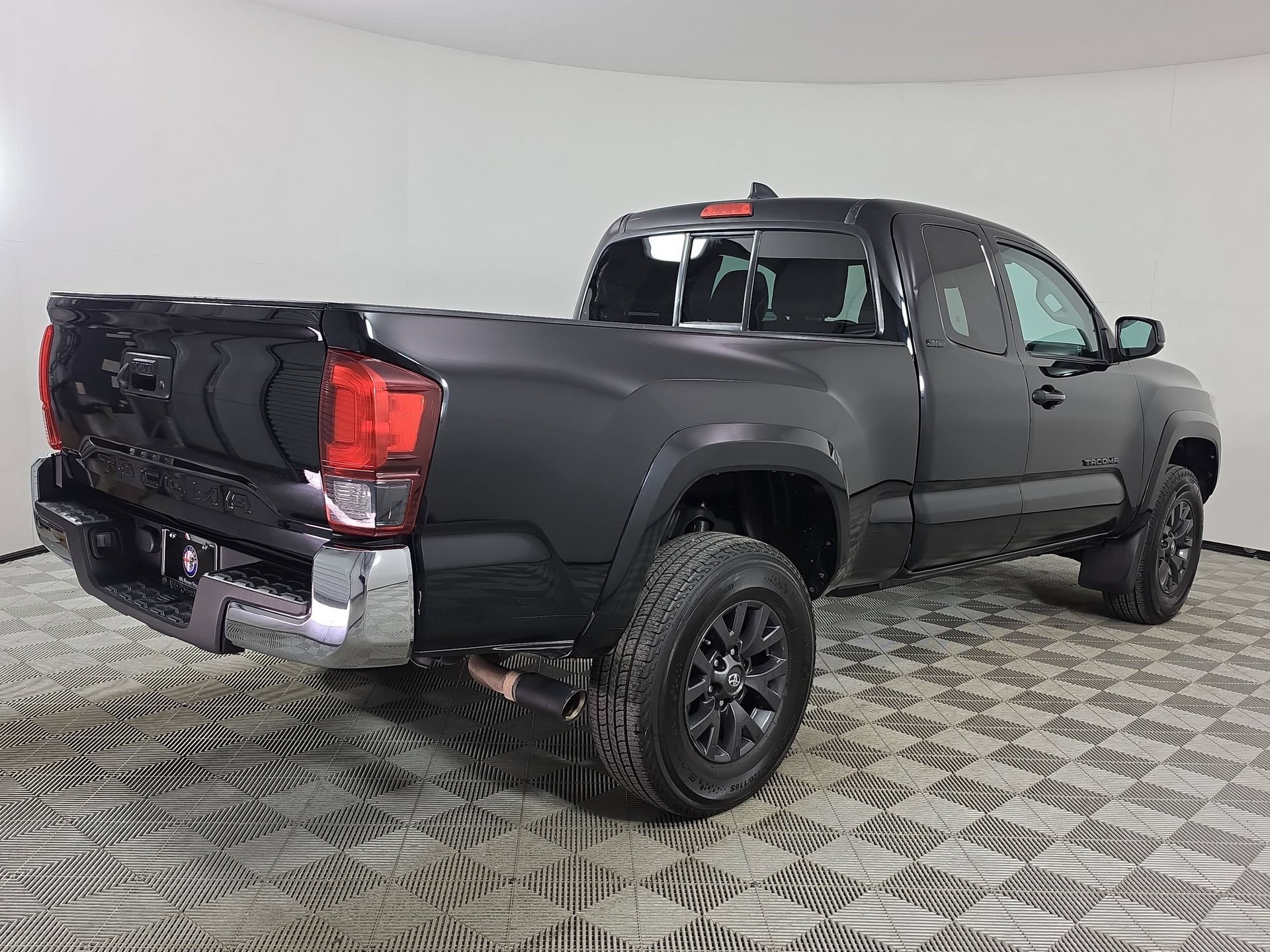 Used 2022 Toyota Tacoma SR5 w/ SR5 Appearance Package (SM) RWD image 7