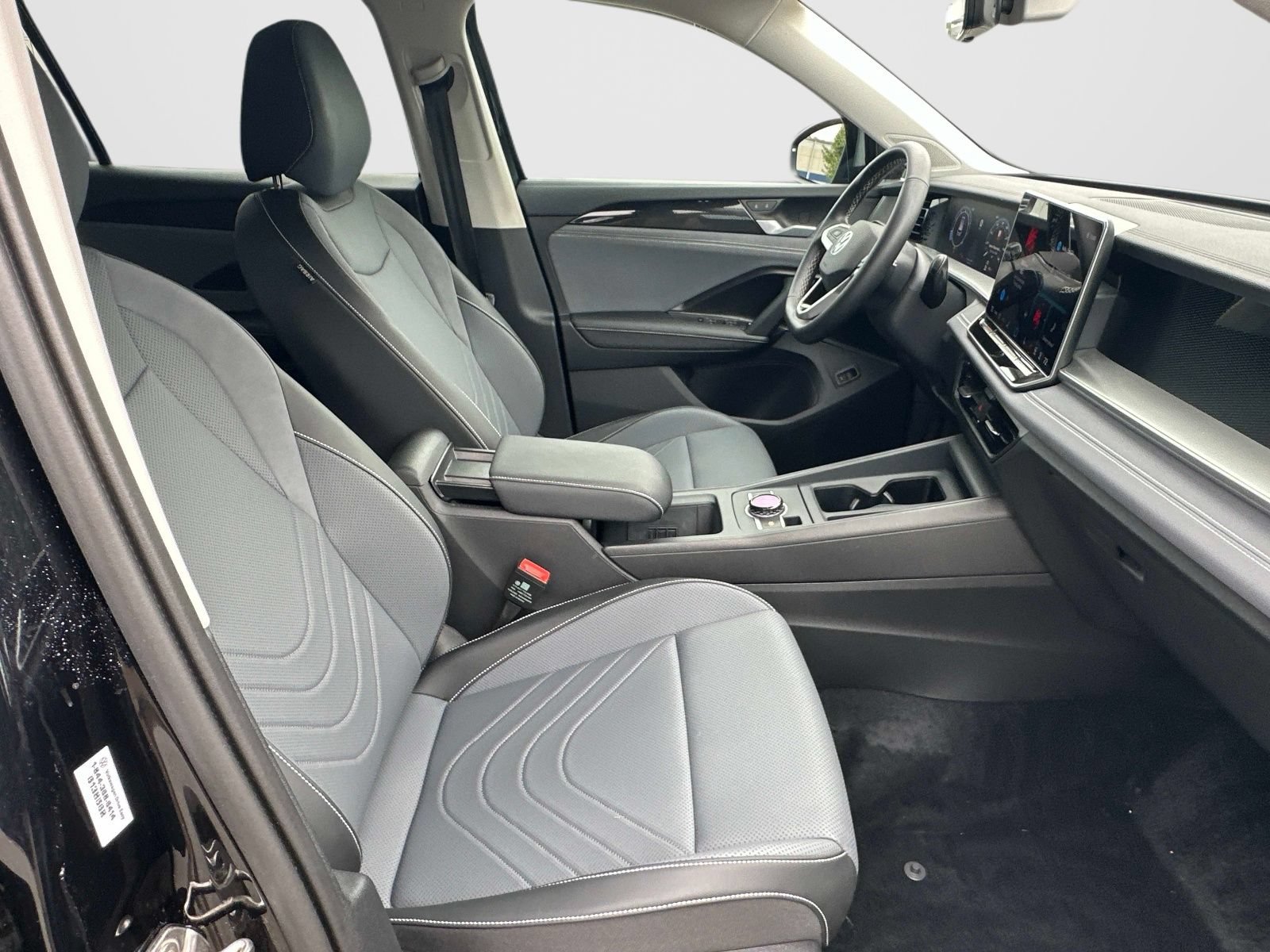 Certified 2025 Volkswagen Tiguan SE FWD image 10