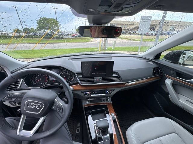 Used 2023 Audi Q5 2.0T Premium w/ Convenience Package AWD/4WD image 2