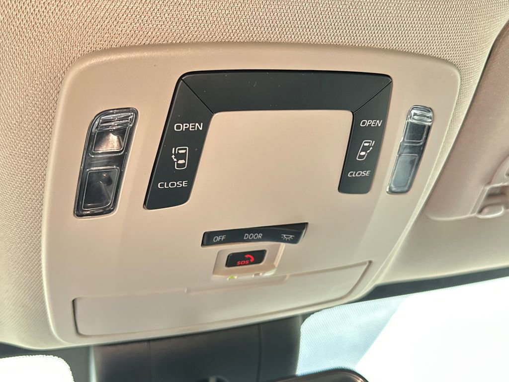 Used 2025 Toyota Sienna LE FWD image 31