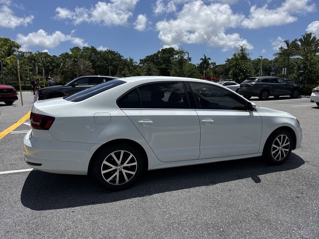 Used 2017 Volkswagen Jetta SE FWD image 4