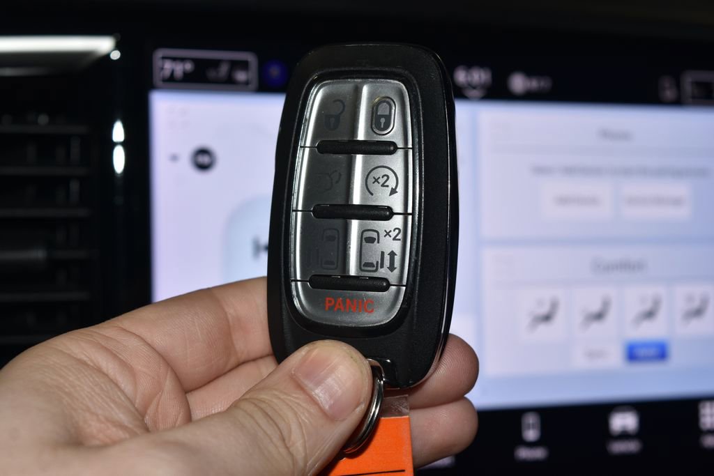 Used 2025 Chrysler Pacifica Select image 18