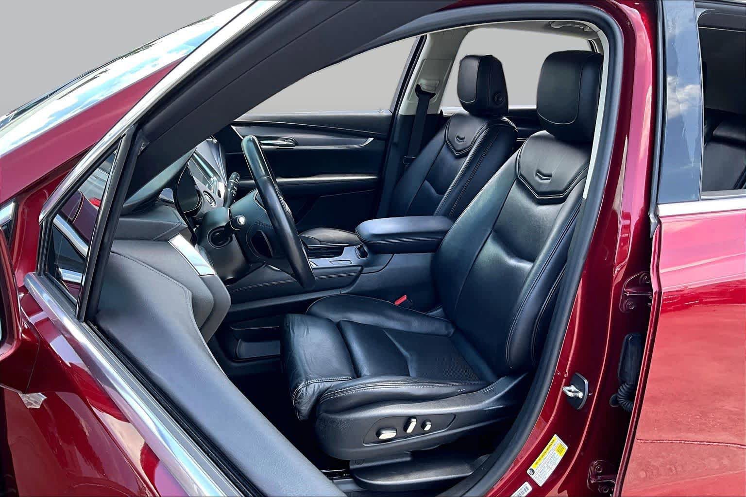 Used 2017 Cadillac XT5 Luxury w/ Driver Awareness Package FWD image 7