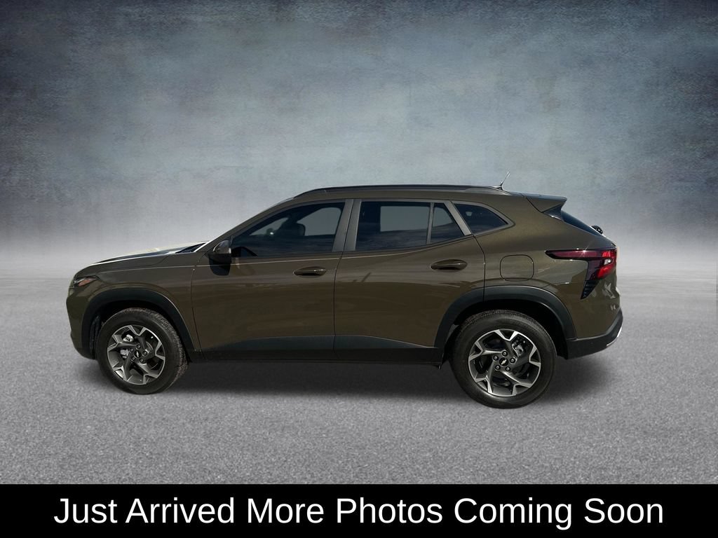 Used 2024 Chevrolet Trax LT w/ Driver Confidence Package FWD image 3