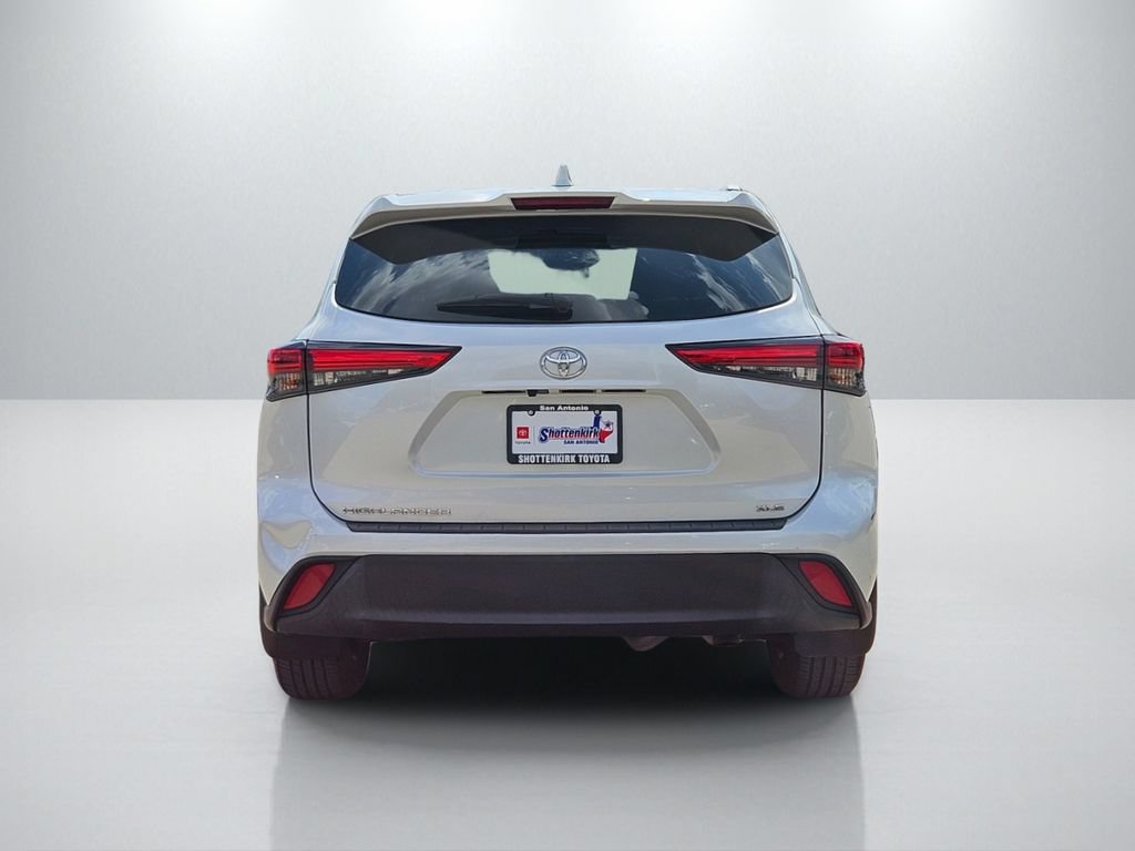 Used 2023 Toyota Highlander XLE FWD image 6
