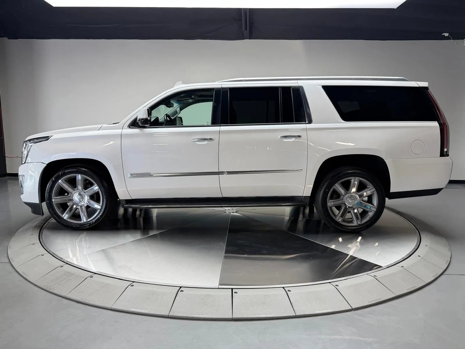Used 2016 Cadillac Escalade ESV Luxury RWD image 4