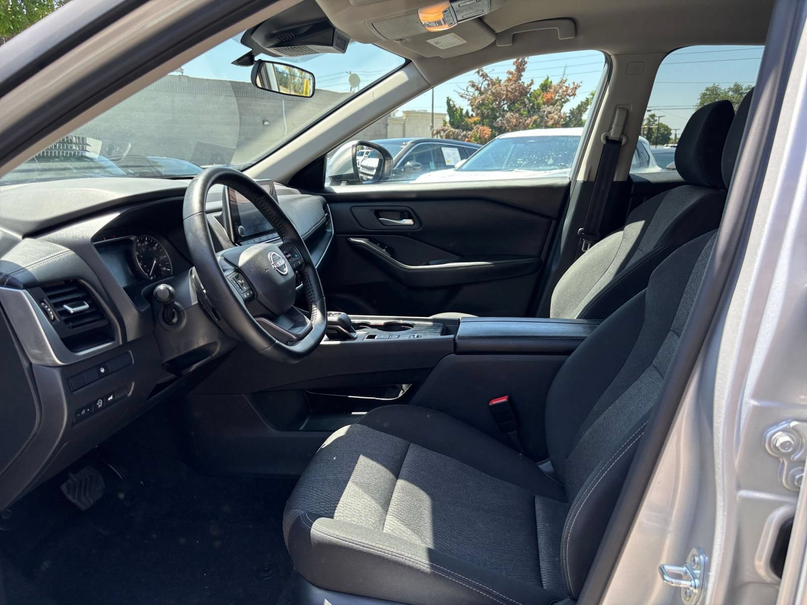 Used 2025 Nissan Rogue SV FWD image 29