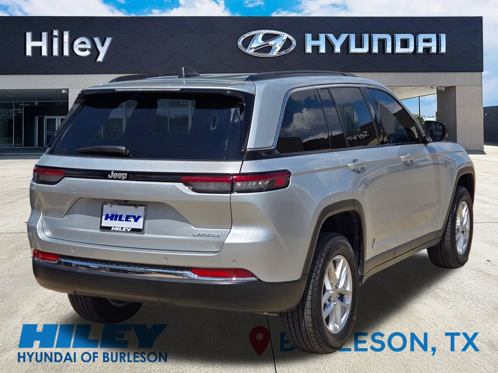 Used 2025 Jeep Grand Cherokee Laredo X RWD image 4