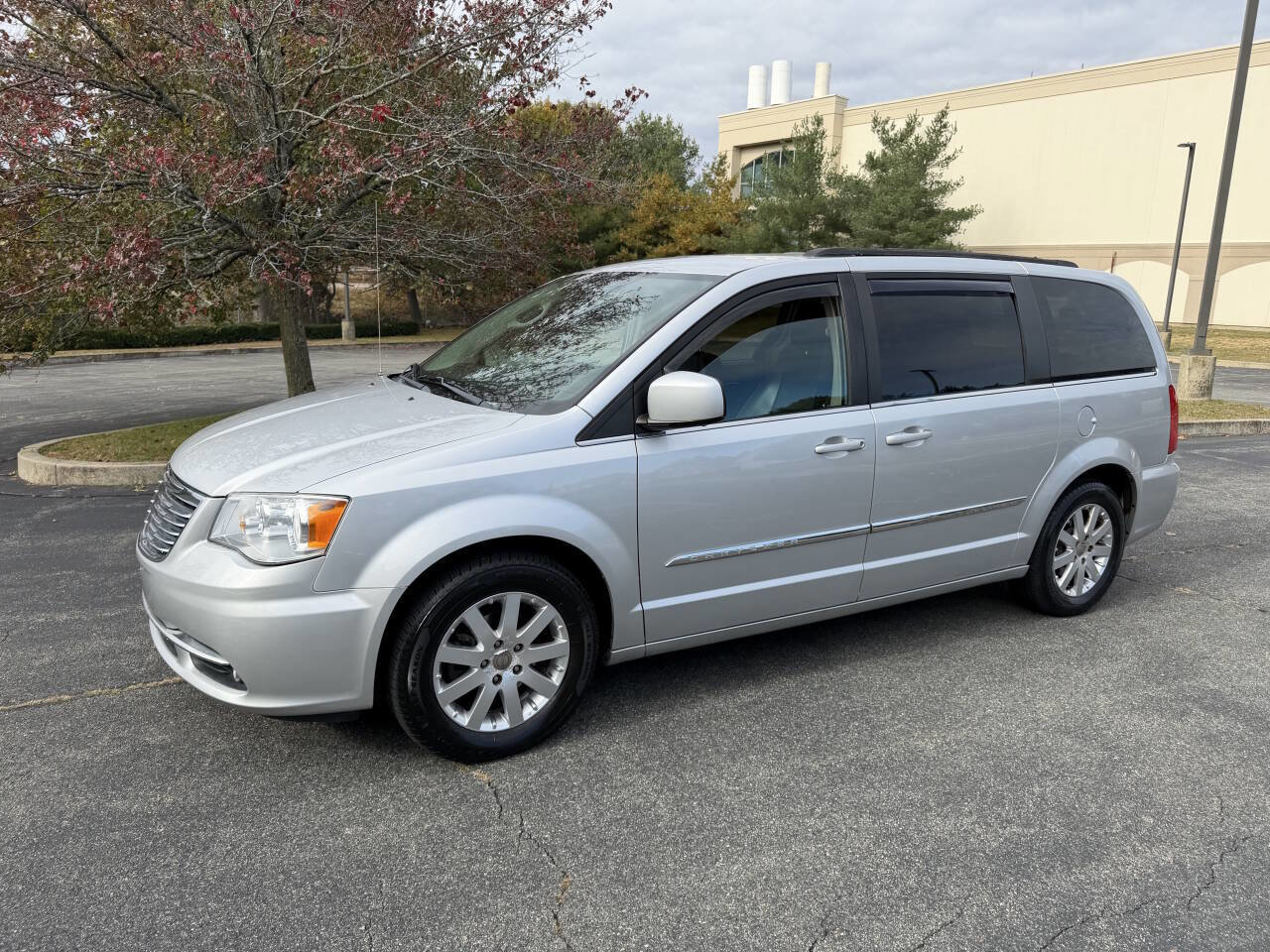 Used 2011 Chrysler Town & Country Touring-L w/ Driver Convenience Group image 4