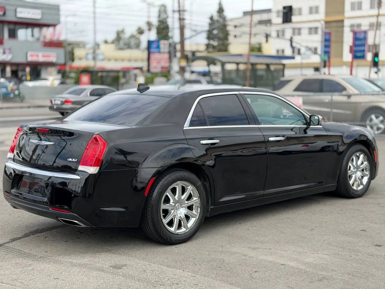 Used 2018 Chrysler 300 Limited RWD image 16