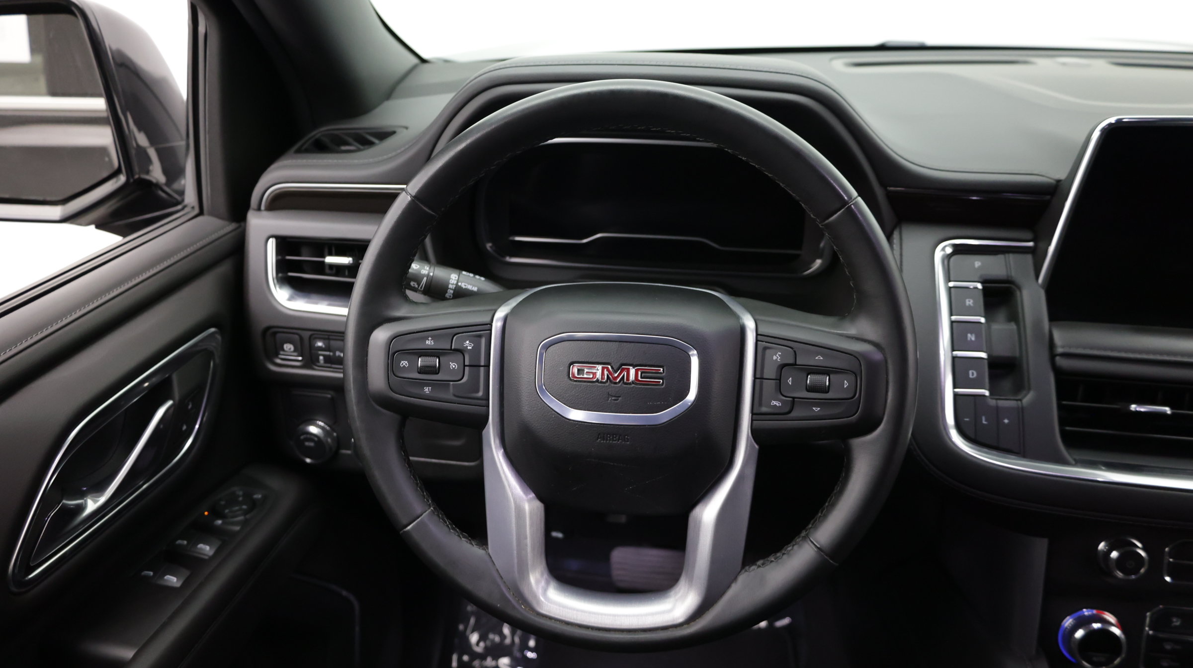 Used 2024 GMC Yukon XL SLE w/ Gmc Pro Safety Plus Package RWD image 30