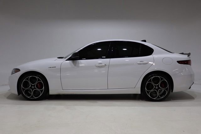 Used 2023 Alfa Romeo Giulia Veloce AWD/4WD image 4