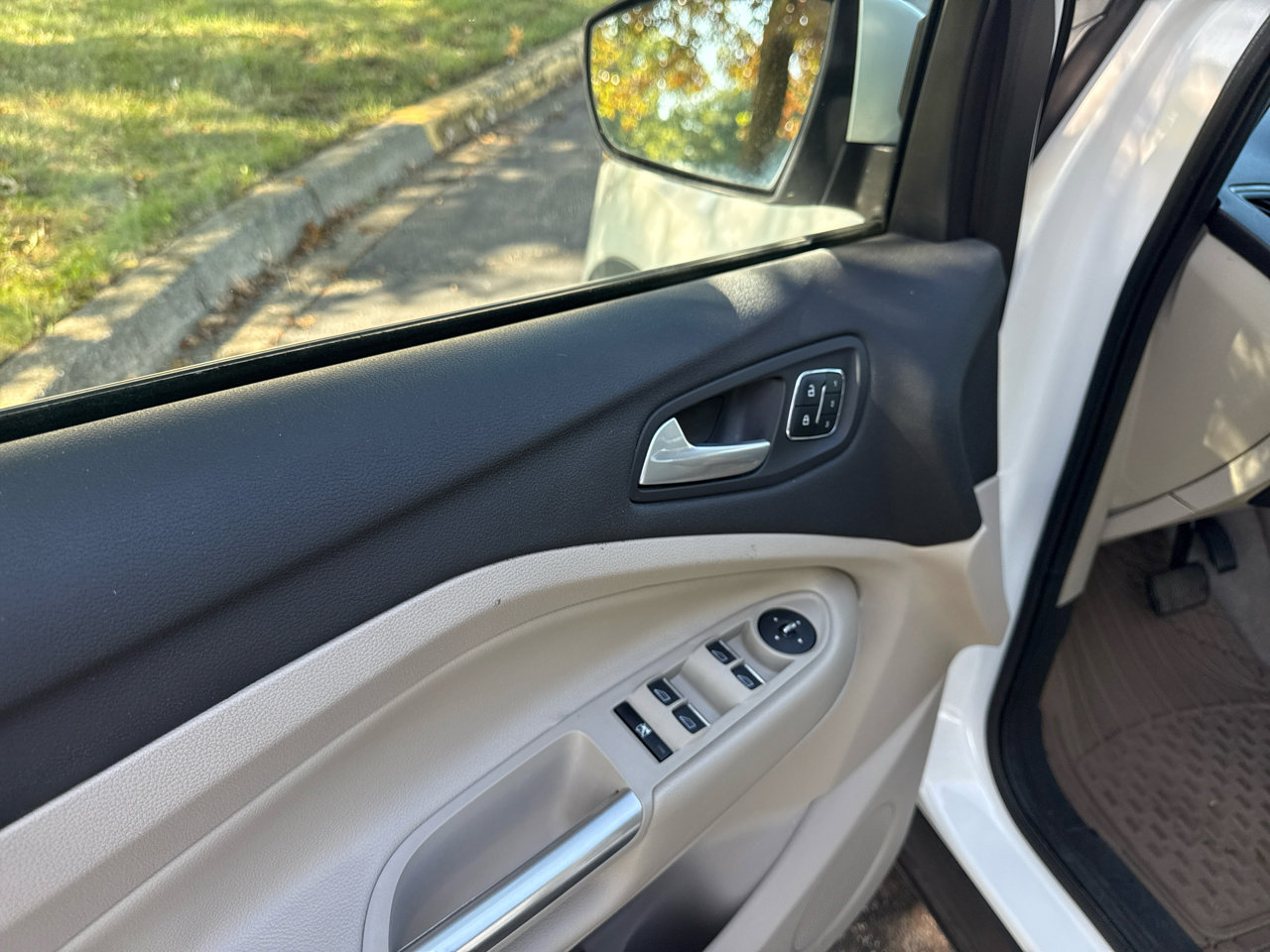Used 2015 Ford Escape Titanium w/ Equipment Group 301A image 9