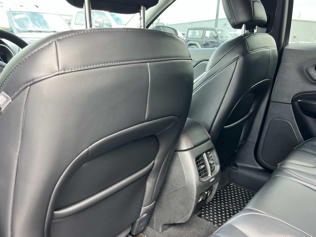 Used 2021 Jeep Cherokee Trailhawk AWD/4WD image 23