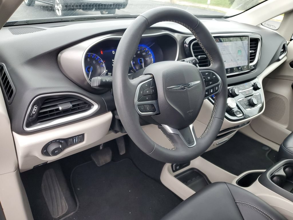 Used 2024 Chrysler Pacifica Touring-L FWD image 11