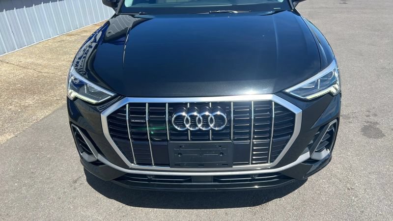 Used 2019 Audi Q3 2.0T Premium Plus w/ Premium Plus Package AWD/4WD image 2