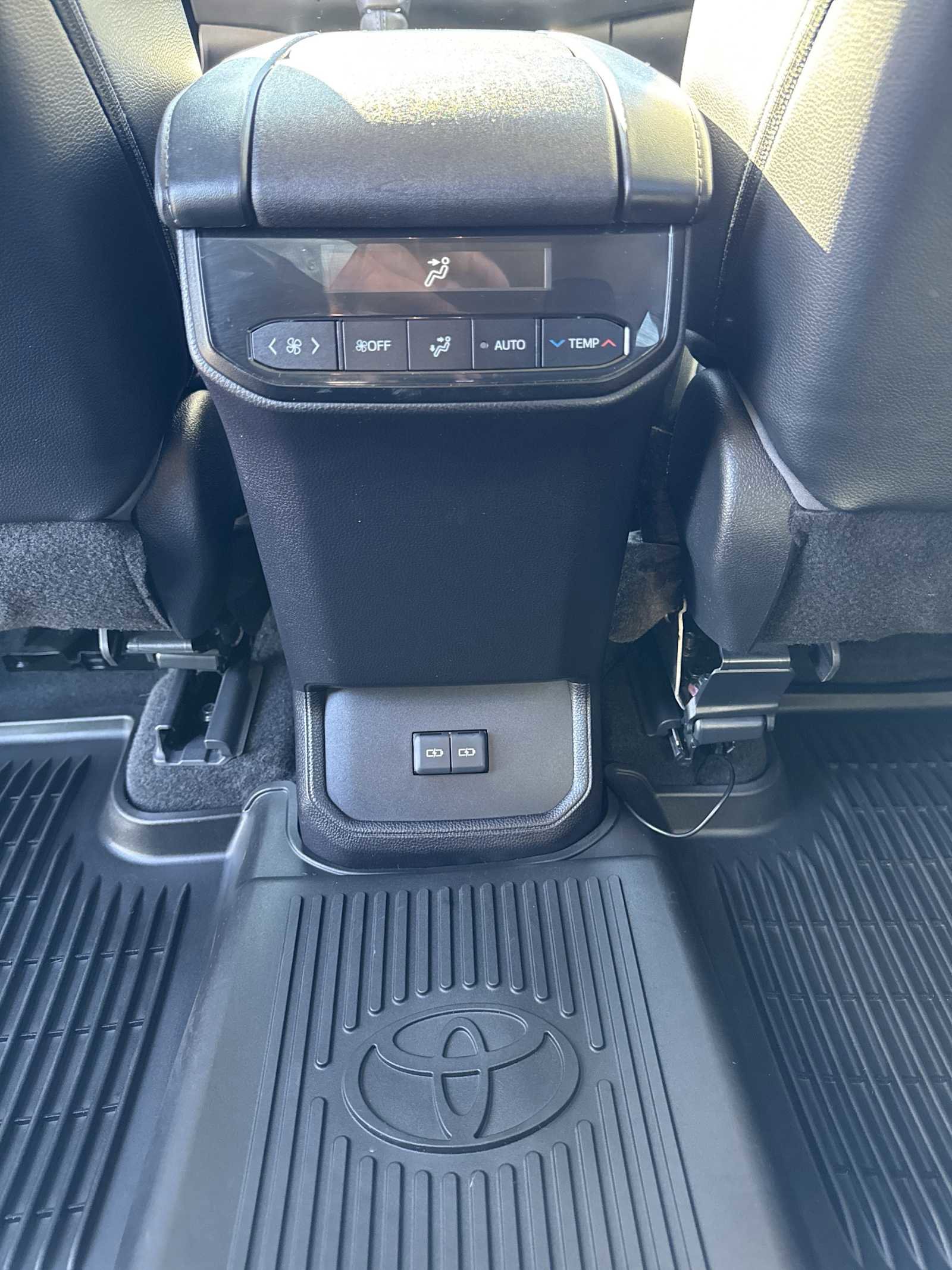 Used 2023 Toyota Highlander XLE image 23