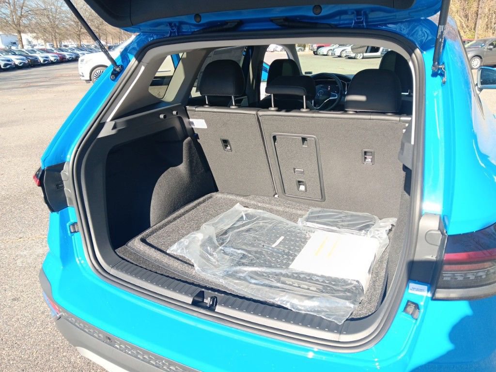 Used 2025 Volkswagen Taos SE w/ Panoramic Sunroof Package image 21