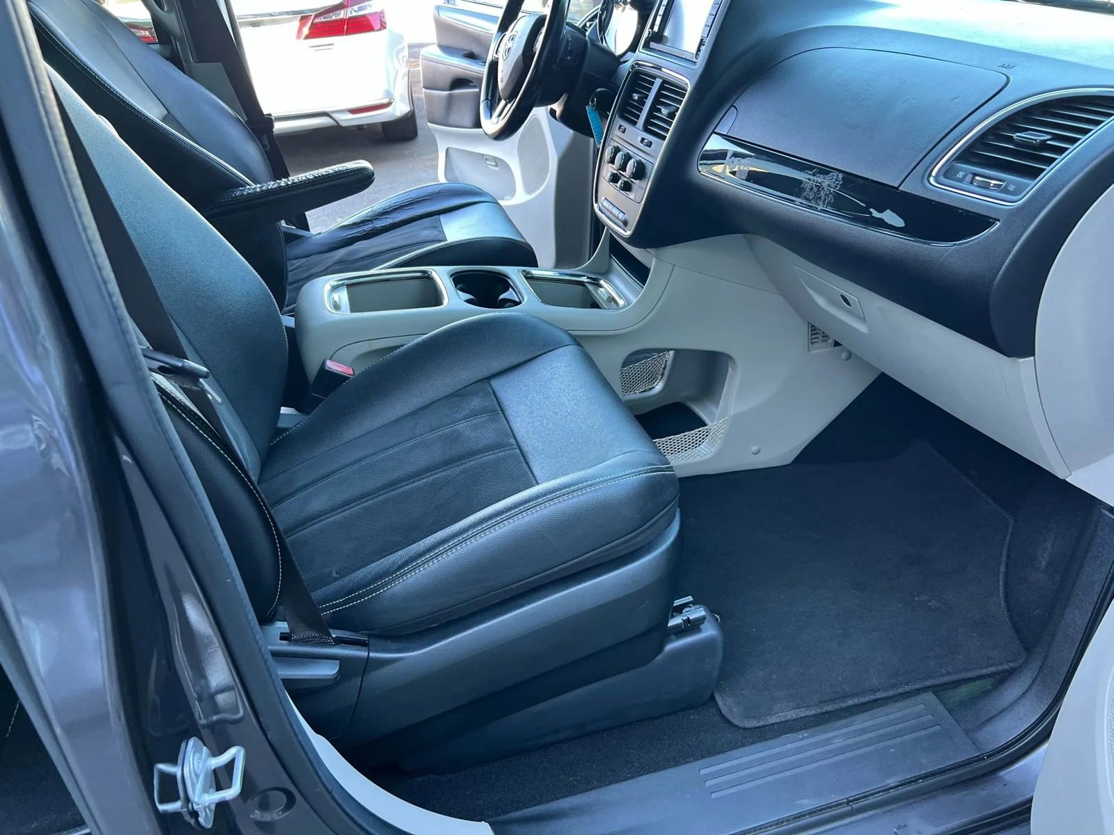 Used 2019 Dodge Grand Caravan SXT image 9