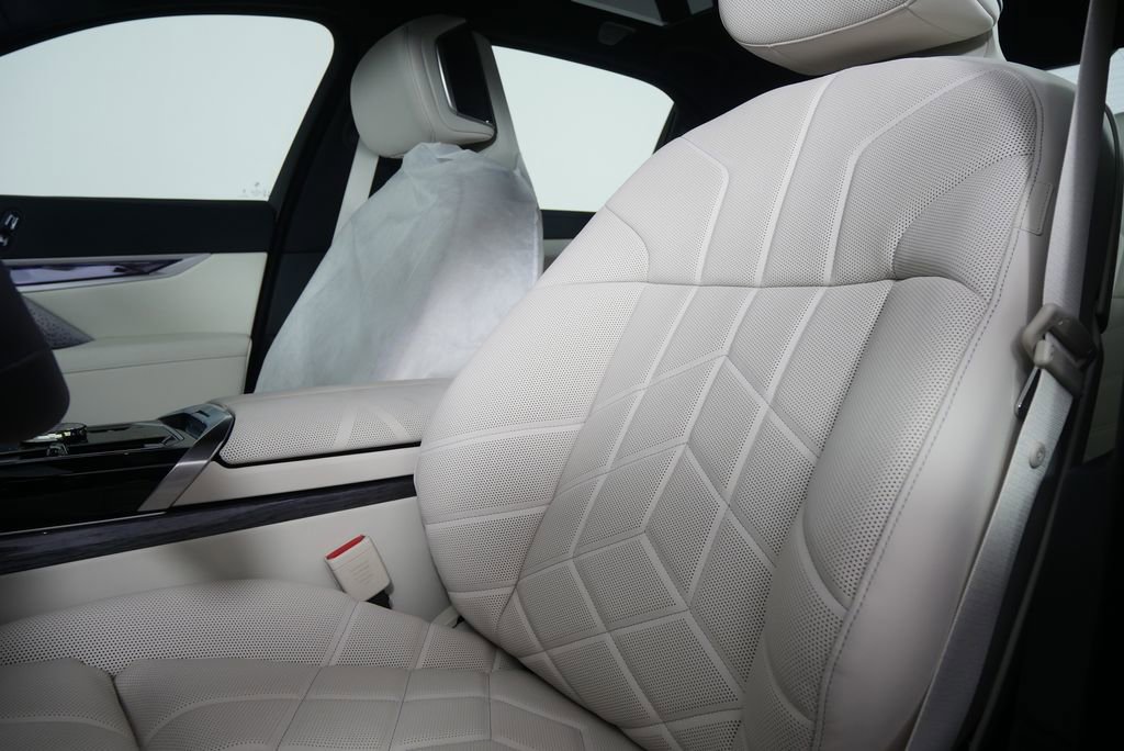 Used 2026 BMW 750e xDrive w/ Executive Package image 11
