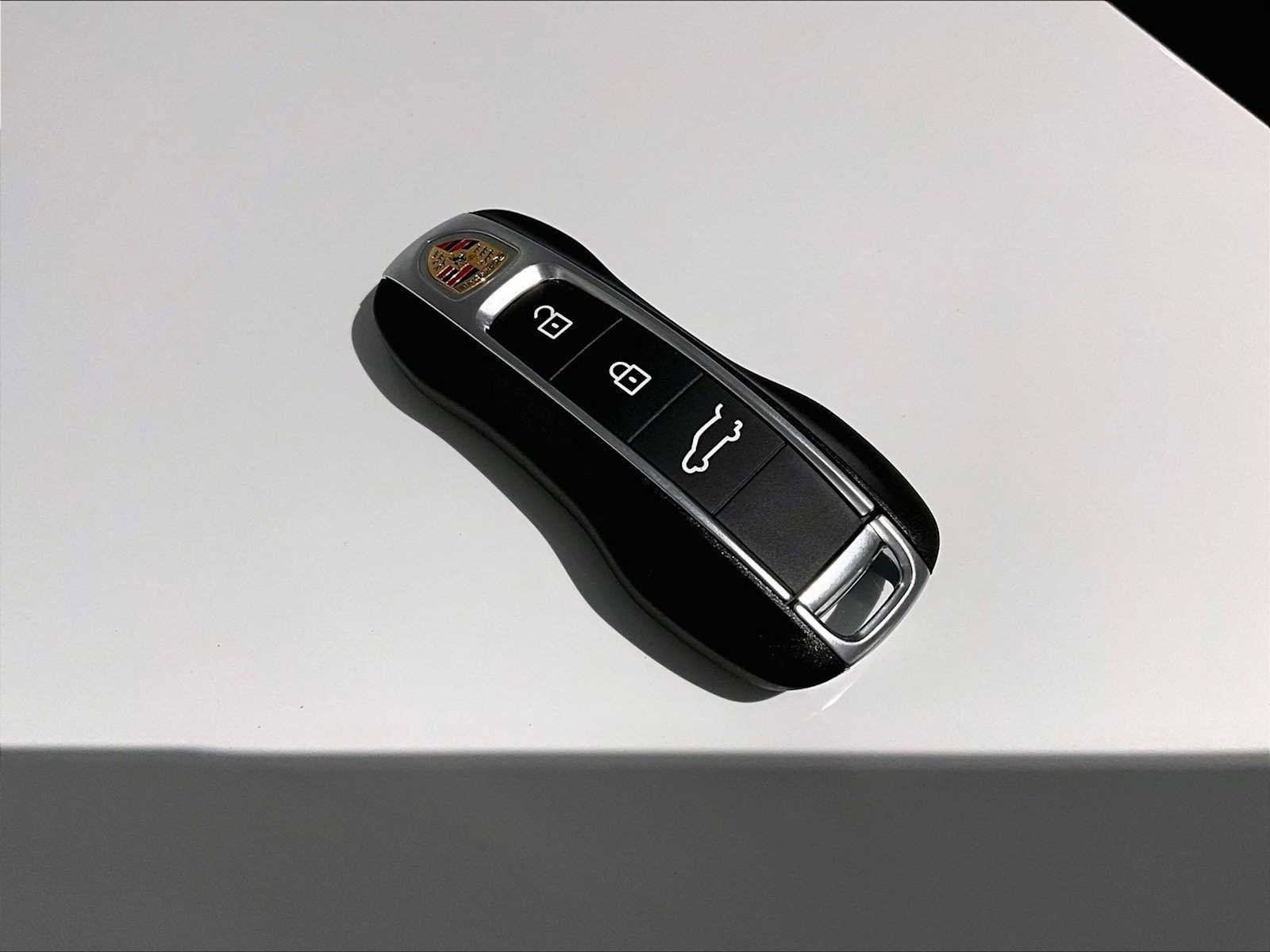 Used 2025 Porsche Cayenne S image 34