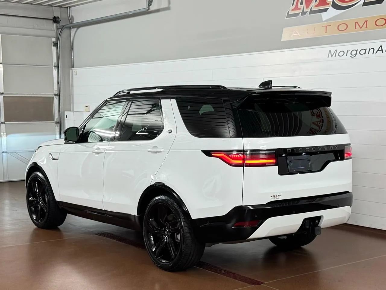 Used 2024 Land Rover Discovery Dynamic SE AWD/4WD image 5