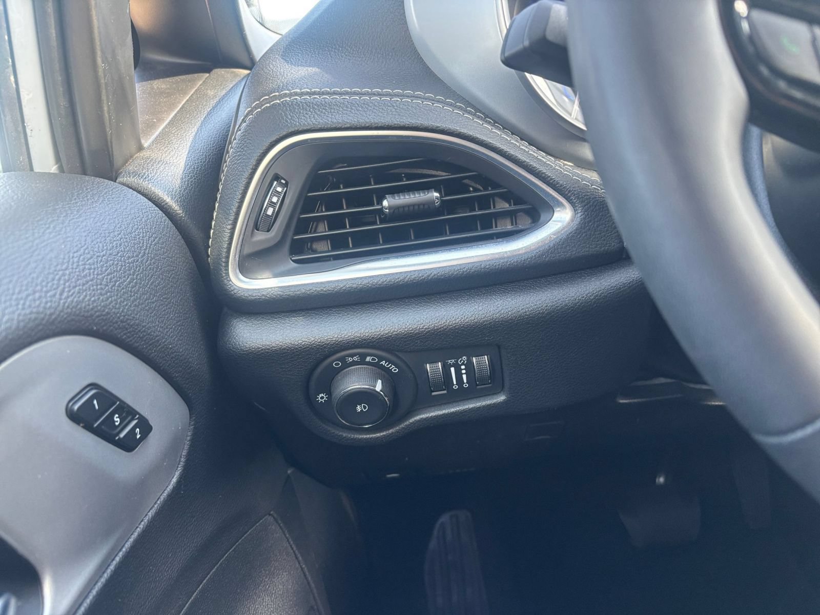 Used 2025 Chrysler Pacifica Limited FWD image 38