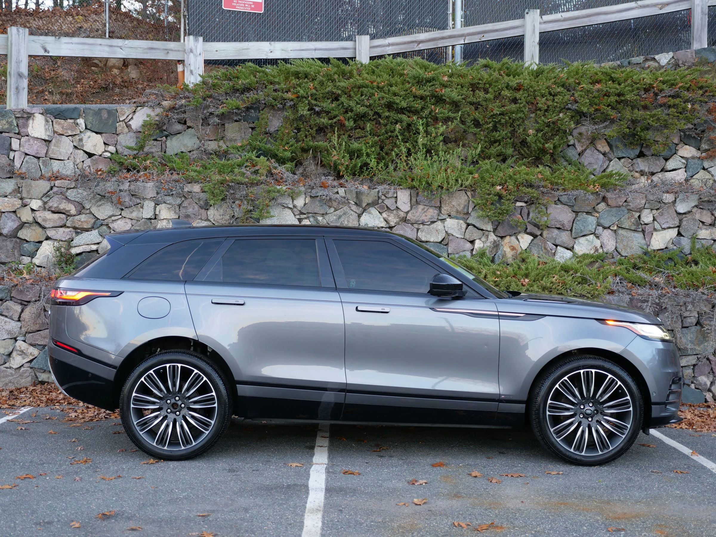 Used 2018 Land Rover Range Rover Velar R-Dynamic HSE image 5