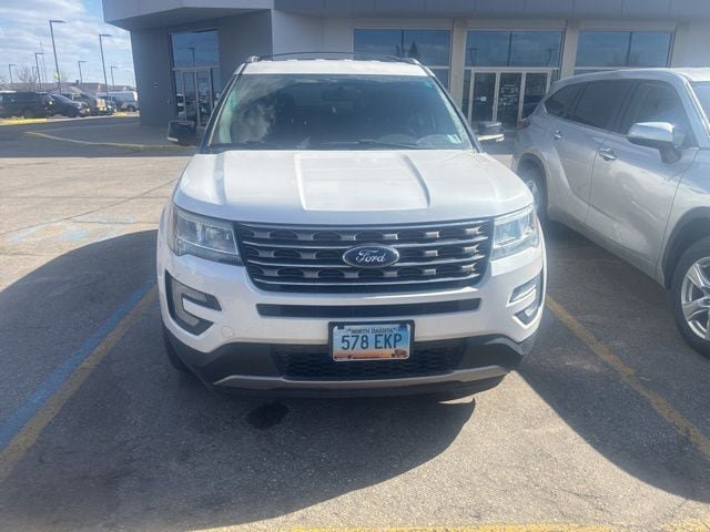 Used 2017 Ford Explorer XLT w/ Equipment Group 201A AWD/4WD image 2