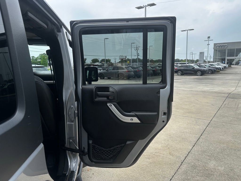 Used 2018 Jeep Wrangler Unlimited Rubicon w/ Connectivity Group AWD/4WD image 23