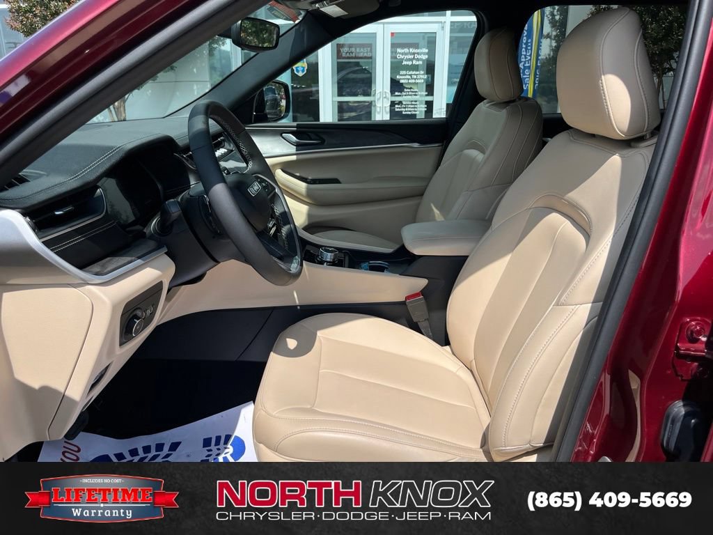 Used 2024 Jeep Grand Cherokee L Limited w/ Black Appearance Package AWD/4WD image 3